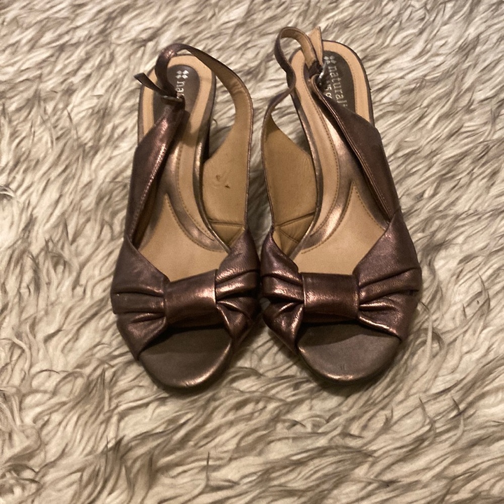 Size 7 naturalizer sandal heels. bronze color. real leather upper